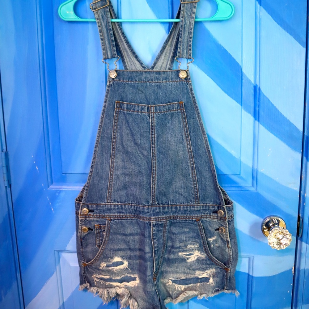 American Eagle outfitters light wash overall shorts with cute distressed detail